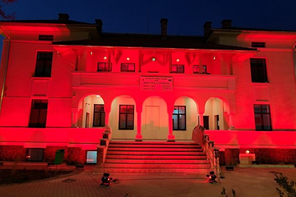 Dispensarul TBC, iluminat în roșu, simbol al implicării în lupta împotriva TUBERCULOZEI