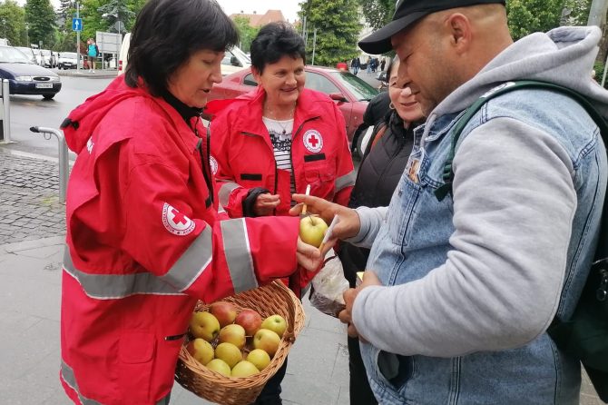 Zeci de kilograme de mere împărțite fumătorilor, pe pietonala Bălcescu din Sibiu