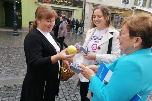 Mere în schimbul țigărilor, oferite sibienilor în Campania Antifumat „Respiră liber”