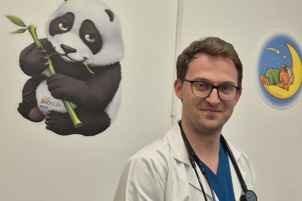 Interviu cu medicul pneumolog pediatru Rareș Arseniu: Sănătatea respiratorie a copiilor începe cu prevenția